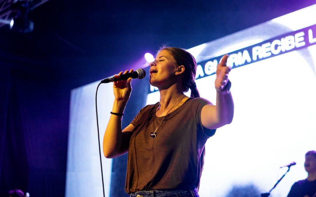 Co zrobić, żeby uniknąć pogłosu i echa podczas wydarzenia?